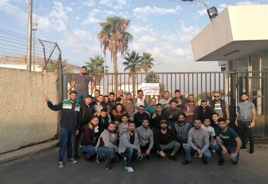 بالصور: قطع الطريق أمام معمل الجية 