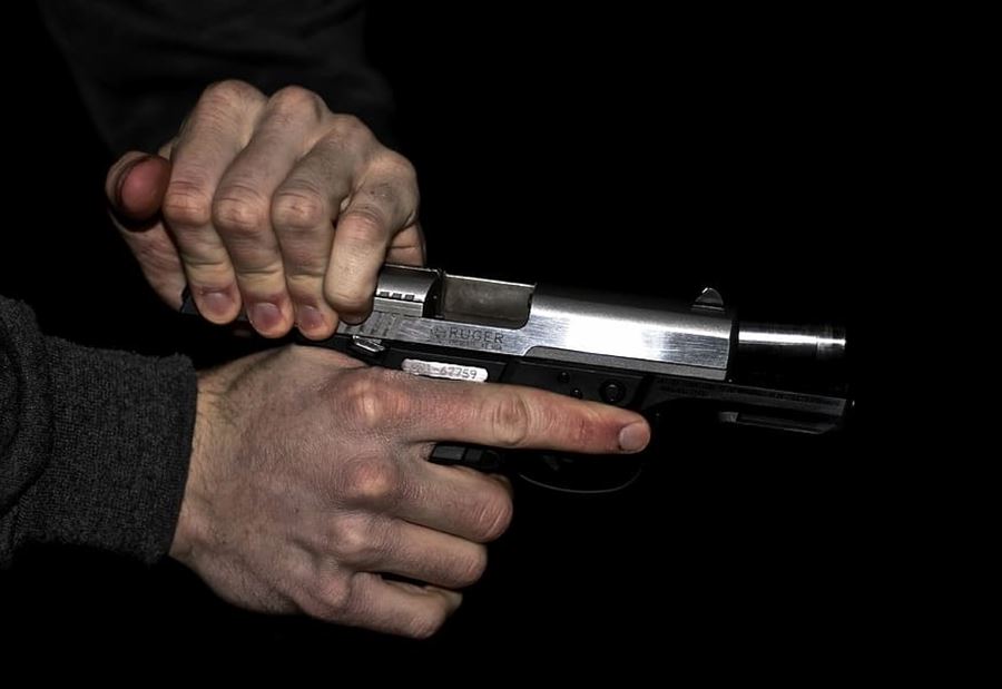 سائق فان يتعارك مع زميلهِ بالرصاص أمام المدرسة والطلاب!