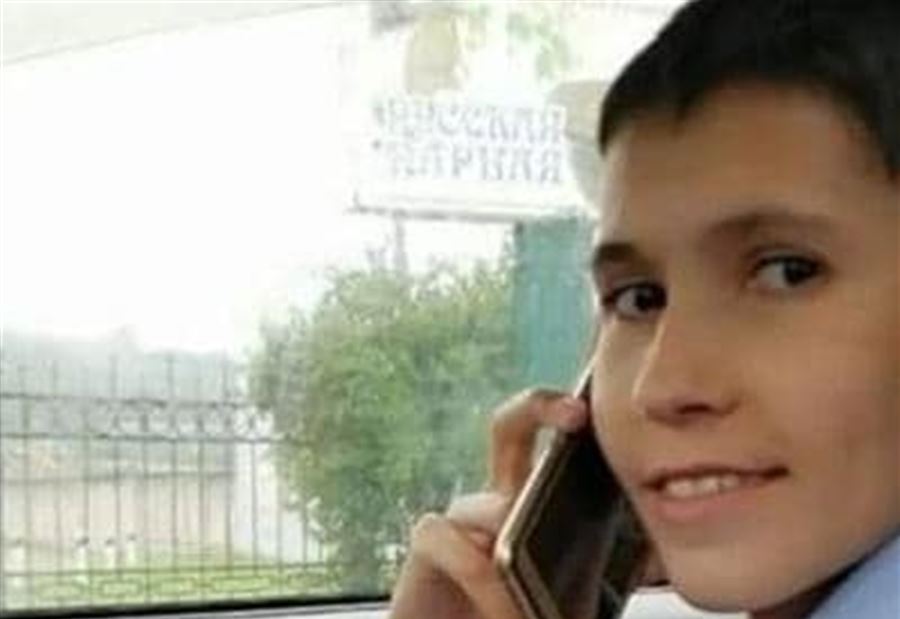 عمرهُ في الثلاثينات لكنه يبدو طفلاً... ما قصته؟