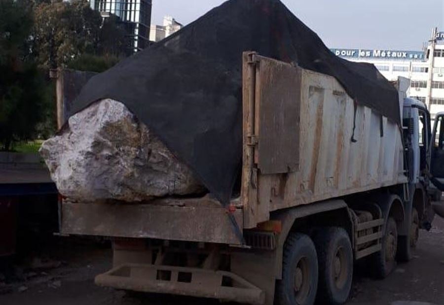بالصور: توقيف شاحنة لحمولتها الزائدة