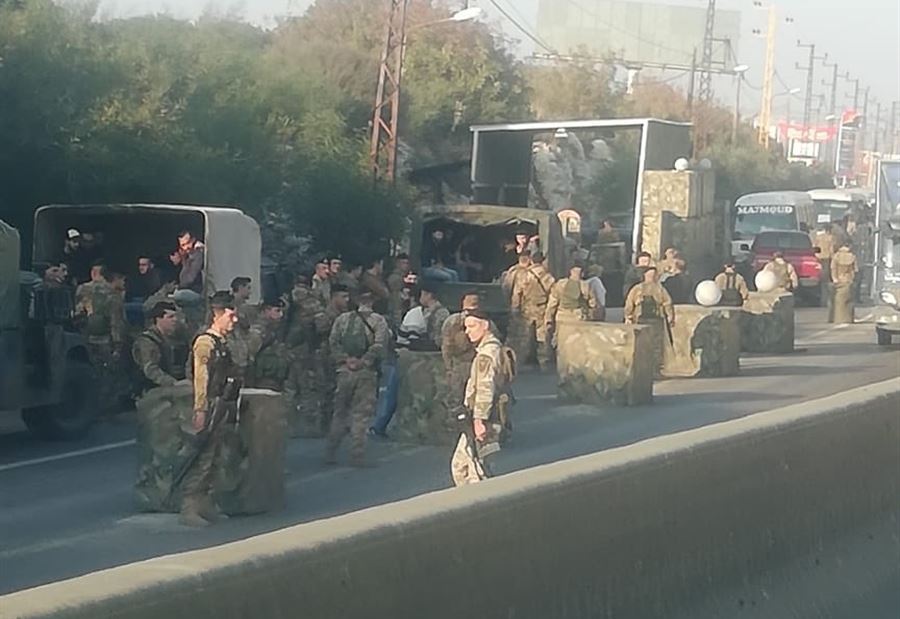 بالفيديو: إشكالٌ عند حاجز المدفون بعد توقيف "حافلات الثوّار"