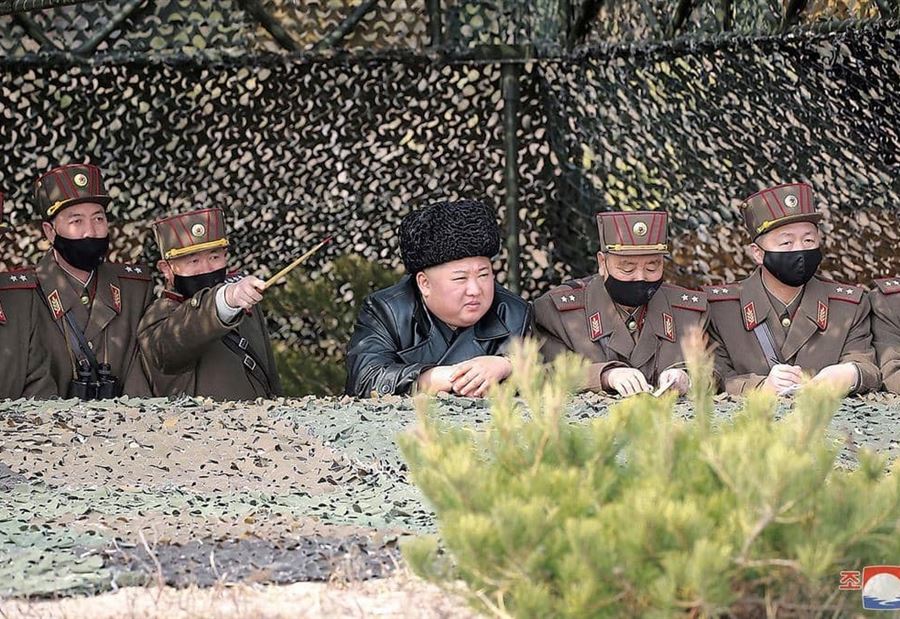 الصورة تتكلَّم.. زعيم كوريا الشمالية "يتحدَّى" كورونا! الصورة تتكلَّم.. زعيم كوريا الشمالية "يتحدَّى" كورونا!