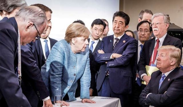ترمب يعلّق على صورته المثيرة للجدل أثناء قمة G7