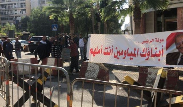 مياومو كهرباء لبنان يعتصمون أمام قصر عين التينة