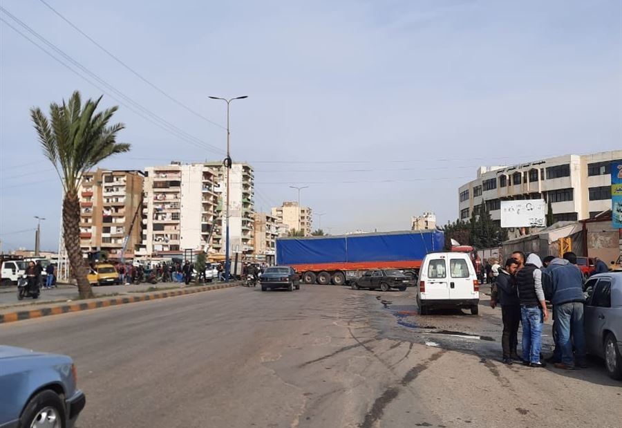 بالصور: قطع أوتوستراد البداوي بالشاحنات 