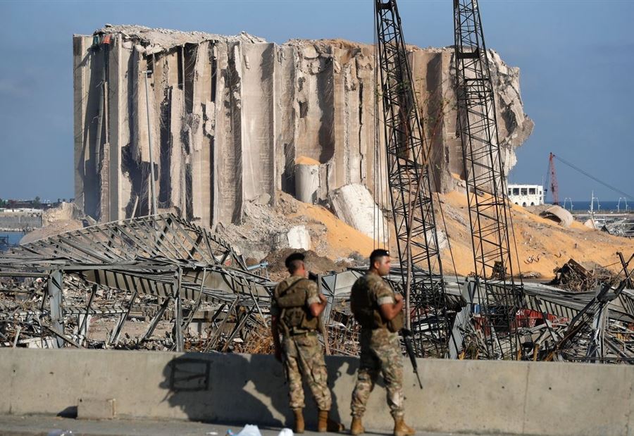 "مستوعباتٌ تَحتوي على موادٍ كيميائية"... الجيش يوضح 