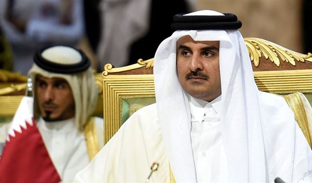بالصورة:أمير قطر يحضر مبارة البرازيل-المكسيك مع أبنائه