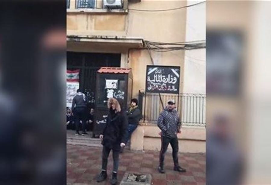 الجيش يفتح طرقات طرابلس... ومحتجون يغلقون "المالية"  الجيش يفتح طرقات طرابلس... ومحتجون يغلقون "المالية"