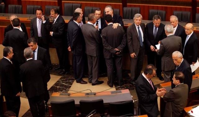 لبنان عالق في عنق زجاجة..