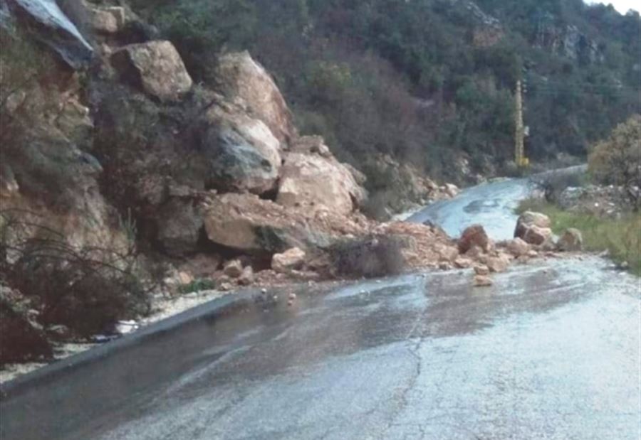بالصورة: انهيار صخري قطع طريق بريح - عين المعاصر