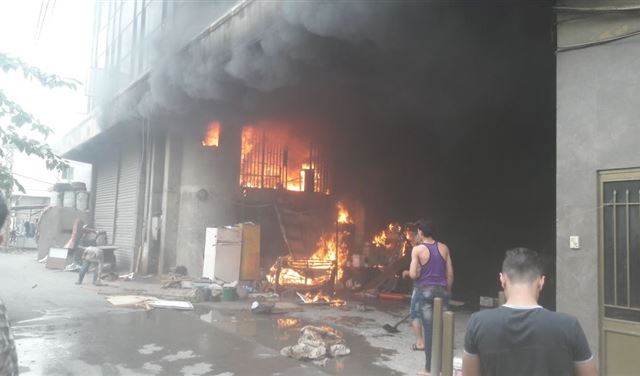 بالصورة: اخماد حريق في مبنى يقطنه عمال مصريون في صيدا 