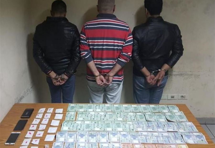 بالجرم المشهود... توقيف مروج مخدرات واثنين من زبائنه
