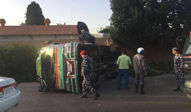 بالصورة: انقلاب شاحنة على أوتوستراد البداوي بالصورة: انقلاب شاحنة على أوتوستراد البداوي