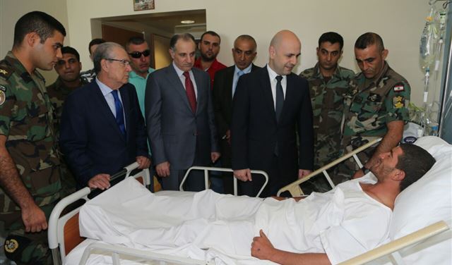 بالصور..حاصباني يتفقّد جرحى الجيش