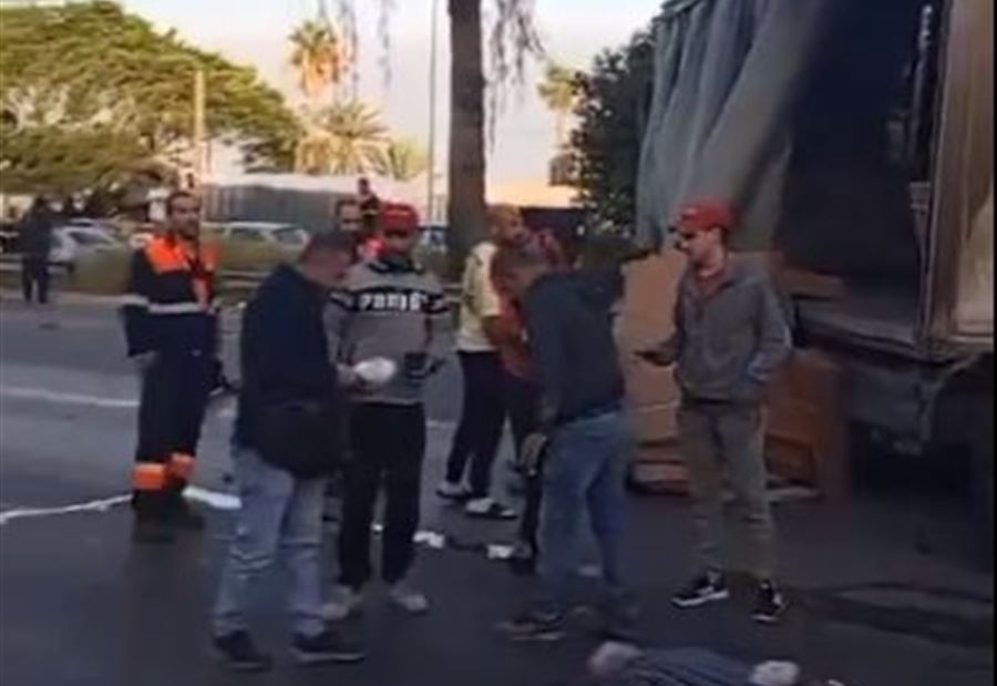 بسبب المازوت... انزلاق شاحنة تحت جسر الناعمة (فيديو) بسبب المازوت... انزلاق شاحنة تحت جسر الناعمة (فيديو)