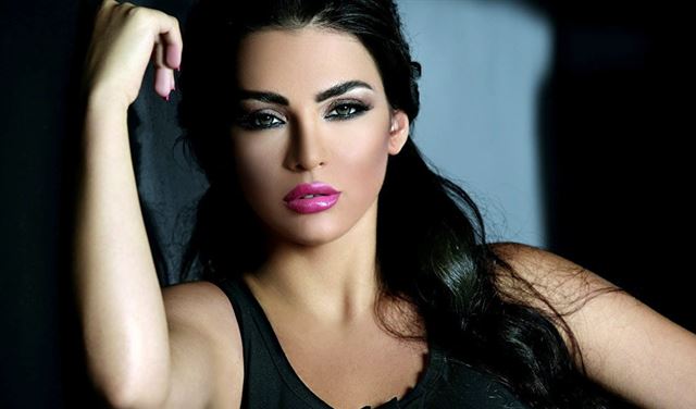 شاهد.. قمر تصدم العالم العربي بصور جريئة  