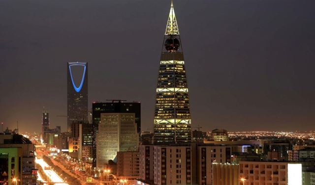 السعودية: أمير قطر يسدد ديون "الأسرة الحاكمة" لكسب الرضى