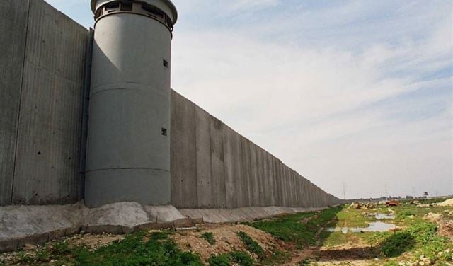 السياج الإسمنتي يتفاعل فلسطينياً