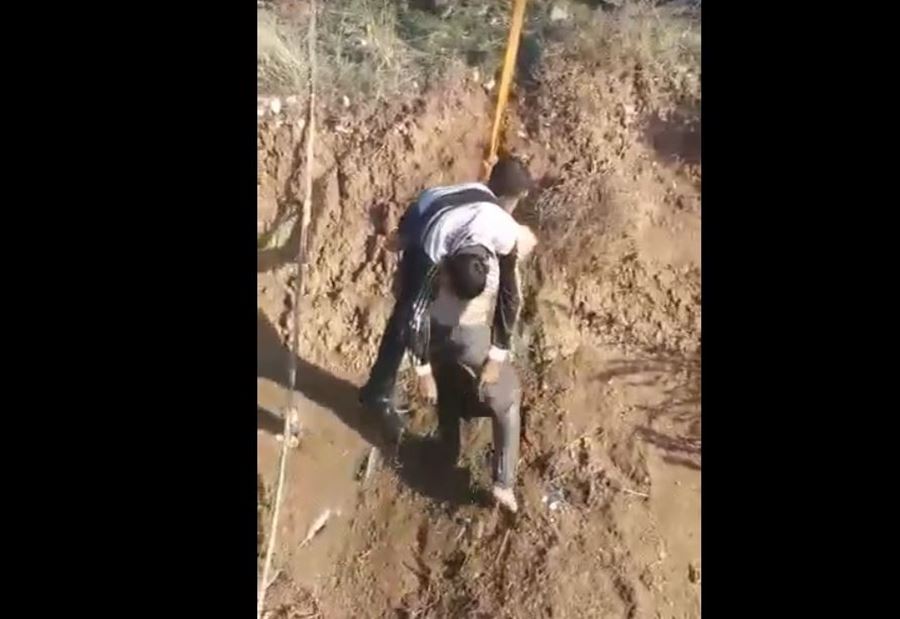 بالفيديو: عسكري شهم يخرج جثة الغريق في طاريا