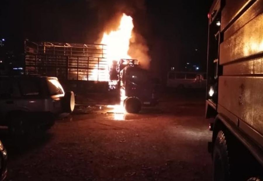 بالصور: حريق شاحنة في سوق الاحد -بيروت بالصور: حريق شاحنة في سوق الاحد -بيروت