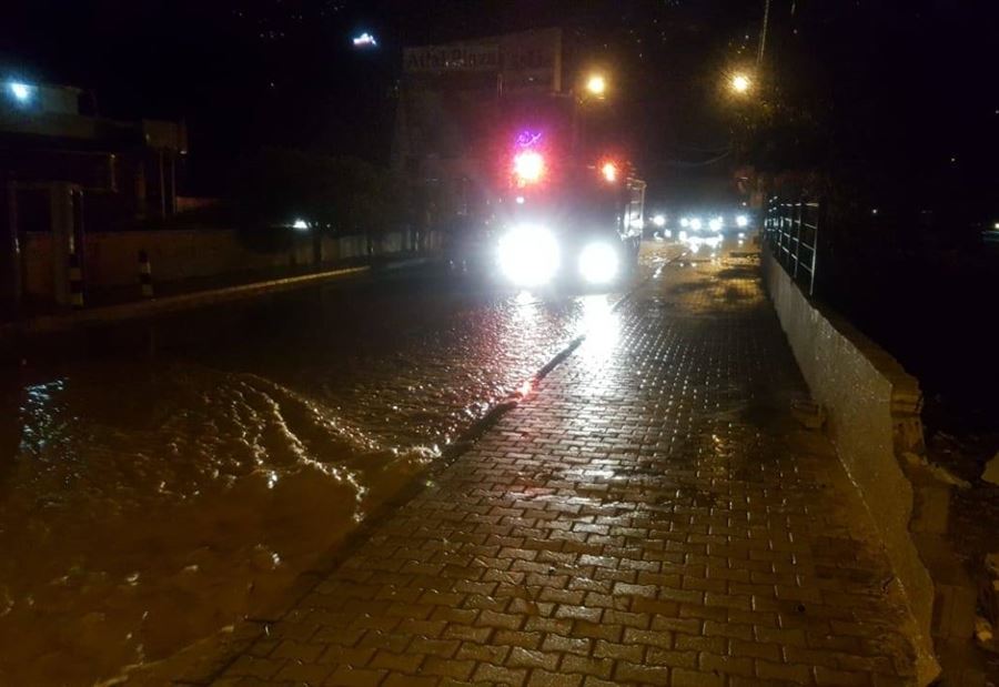 بالصور: انقاذ مواطنين جراء السيول في المعاملتين