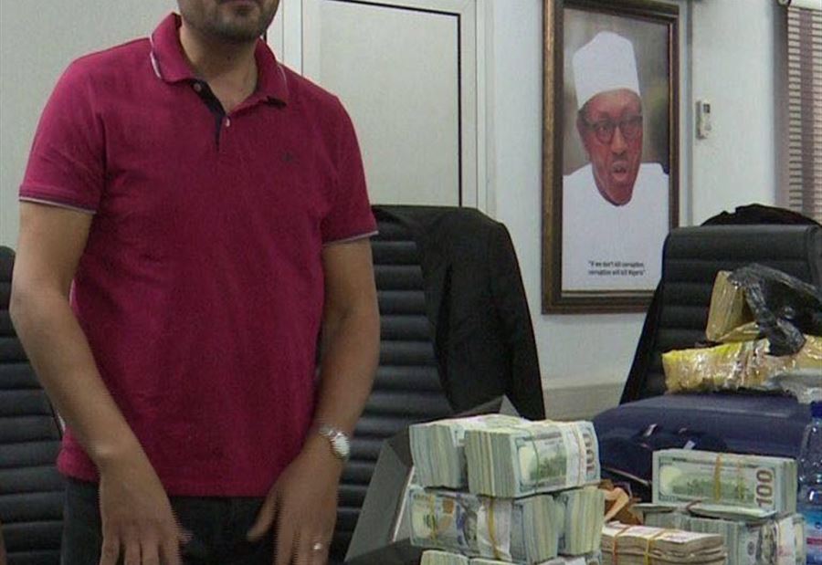 بالصور: عباس اللقيس بقبضة الامن النيجيري