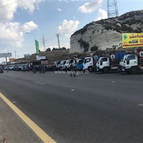بالصور: تجمع لسائقي مركبات الشحن على اوتوستراد الزهراني  بالصور: تجمع لسائقي مركبات الشحن على اوتوستراد الزهراني