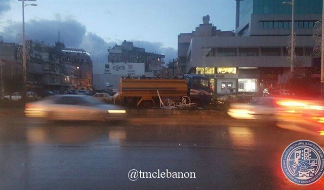 بالصورة.. انزلاق صهريج على اوتوستراد الدورة بالصورة.. انزلاق صهريج على اوتوستراد الدورة