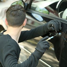 مواطن يدعي على مجهولين سرقوا سيارته على طريق عام تمنين