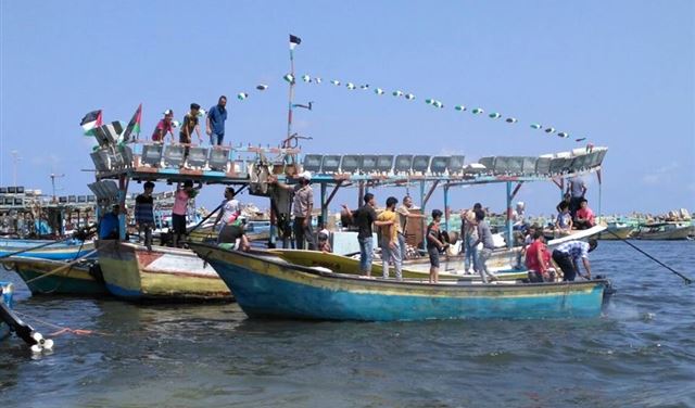 البحرية الإسرائيلية تحتجز المشاركين في سفينة الحرية وتقتادها إلى إسرائيل