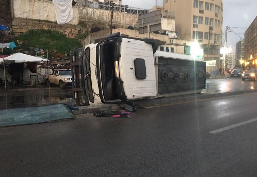 بالصور: انقلاب صهريج على الطريق البحرية - مدخل المرفأ