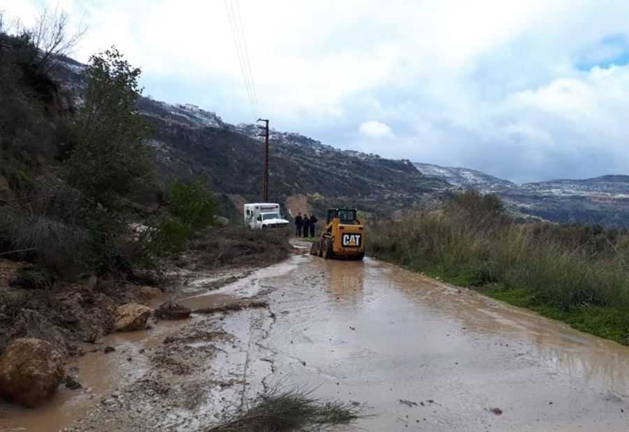 بالصور: جرف أتربة وصخور على طريق الفوارة/كفرنبرخ 