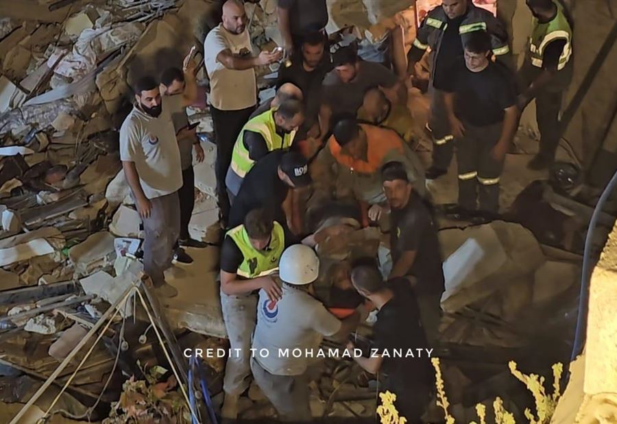 انتشال ناجٍ من تحت الأنقاض في عين الدلب (صورة) انتشال ناجٍ من تحت الأنقاض في عين الدلب (صورة)