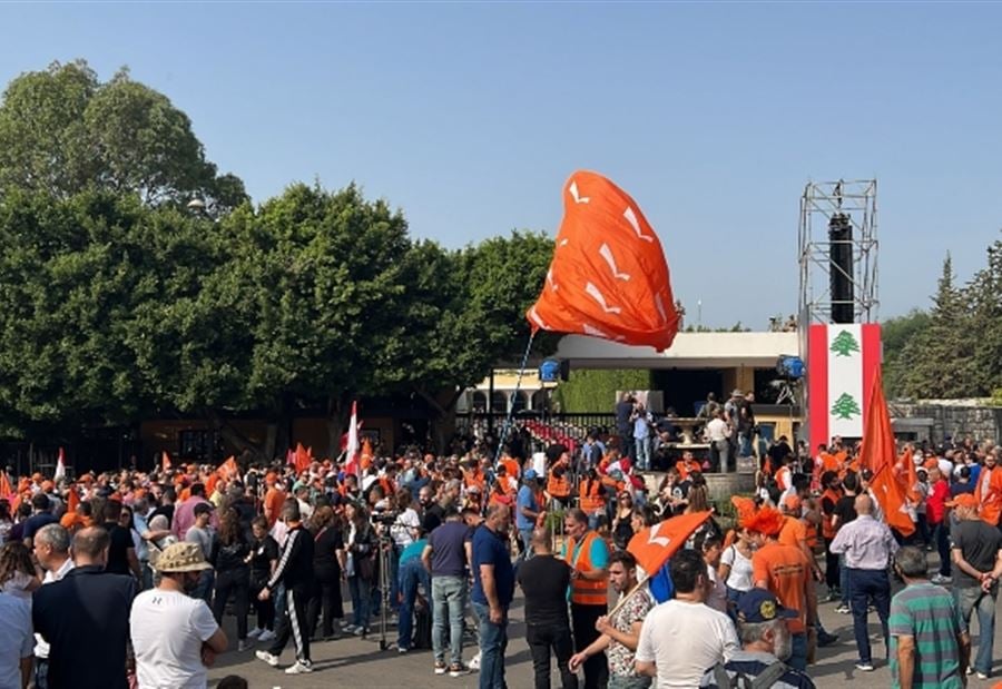 أعلام حزب الله مرفوعة في بعبدا! (صور)