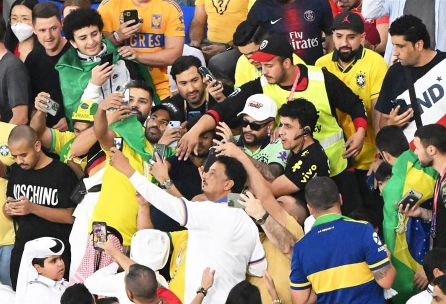 بالفيديو: شبيه نيمار يخدع الأمن ويدخل الملعب