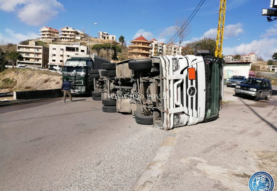 بالصورة:  انقلاب شاحنة على طريق عام بعلشميه