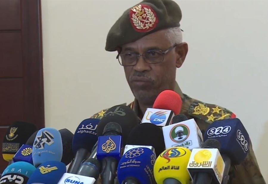وزير الدفاع يعلن اعتقال البشير وتشكيل مجلس عسكري