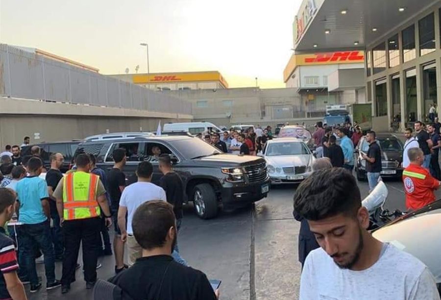 بالصور: لحظة وصول جثمان الشاب حسين فشيخ  إلى المطار