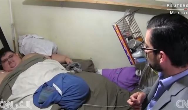 رجل يزن 500 كيلوغرام يترك سريره بعد 6 سنوات