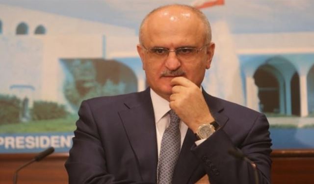 وزير المال يوقّع مراسيم القناصل