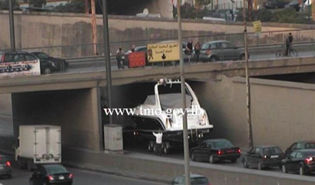 بالصورة.. "يخت" تحت جسر برج حمّود