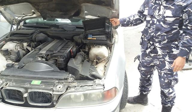 توقيف مواطنَين خبّأ حشيشة الكيف بفلتر هواء محرك السيارة