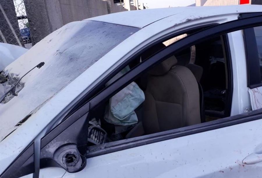 بالصور: قتيلان نتيجة اصطدام سيارة بعمود في صور