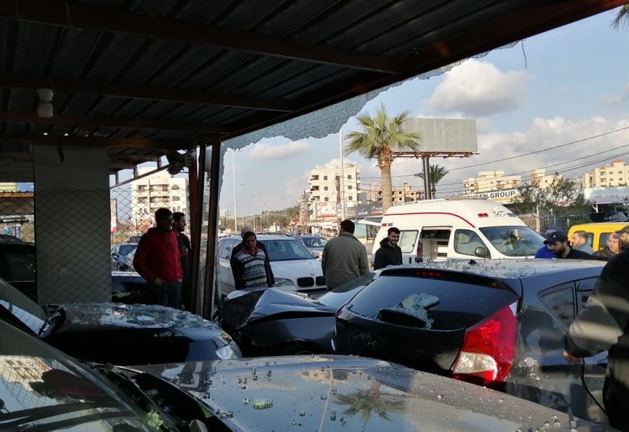 بالصور: إقتحمت بسيّاراتها معرضًا للسيارات.. إليكم ما حصل!