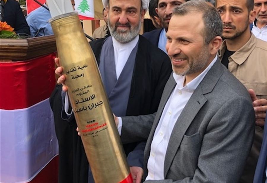 بالصورة: باسيل يحصل على قذيفة صاروخية من حزب الله 
