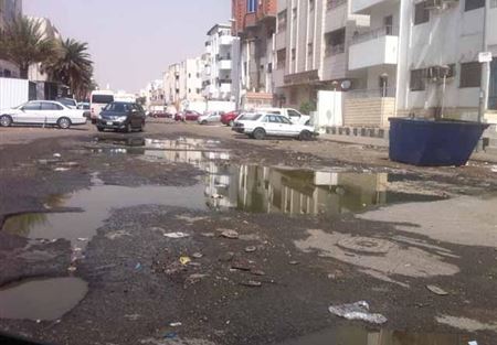 سكان تول: لمعالجة تدفق المياه الآسنة في الشوارع