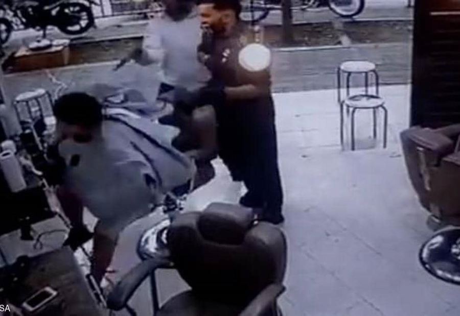 كولومبيا... الكاميرات تُوّثق جريمة قتل مروّعة في صالون حلاقة كولومبيا... الكاميرات تُوّثق جريمة قتل مروّعة في صالون حلاقة
