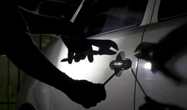 سرق سيارتها أمامها في المكلس.. فطاردته واستعانت بالدرك