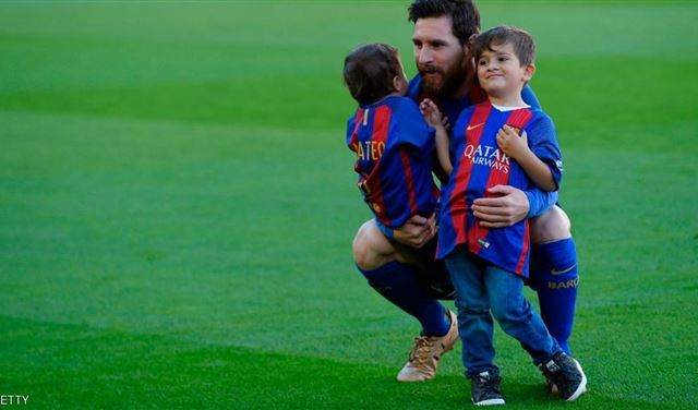 برشلونة يدعم ميسي ووالده