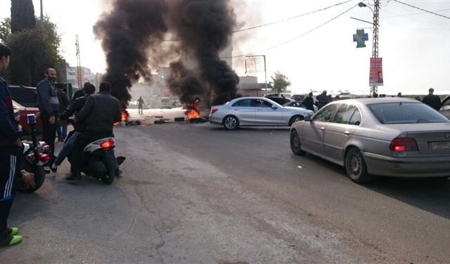 بعد قطعها.. طريق الشويفات فتحت بعد قطعها.. طريق الشويفات فتحت
